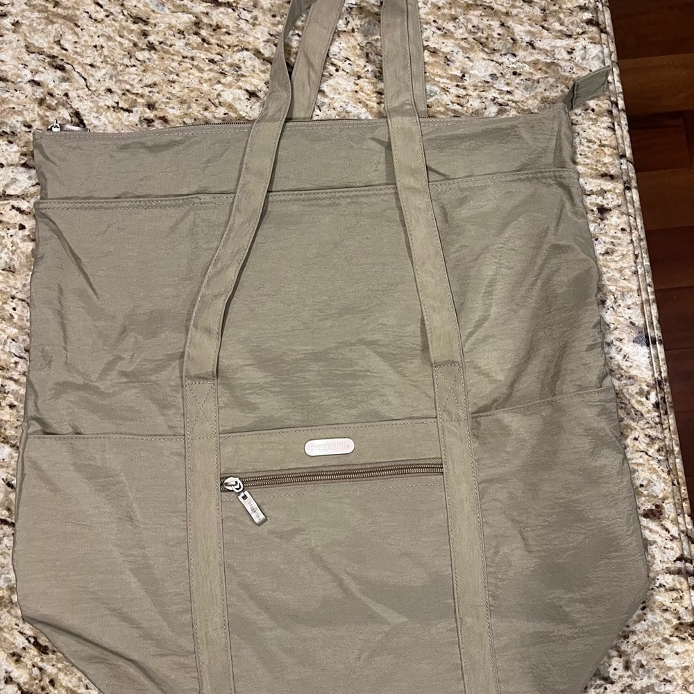 BAGGALLINI nylon tote, like new! - Picture 3 of 10
